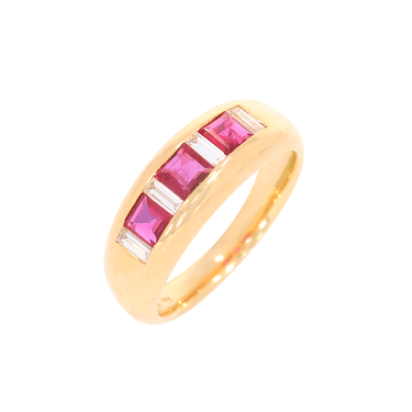 Ring mit 3 Rubine ca. 0,78 ct. und 4 Diamantbaguette ca. 0,29 ct. aus 750 Gelbgold # 54