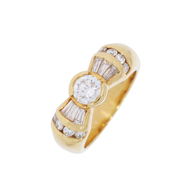 Ring mit 9 Brillanten ca. 0,65 ct. und 6 Diamanttrapeze ca. 0,42 ct. aus 750 Gelbgold # 49