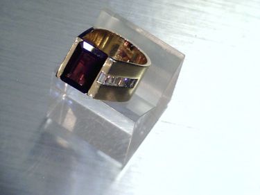 Design Ring mit Granat und Diamantbaguette ca. 0,64 ct. aus 750 Gelbgold # 58