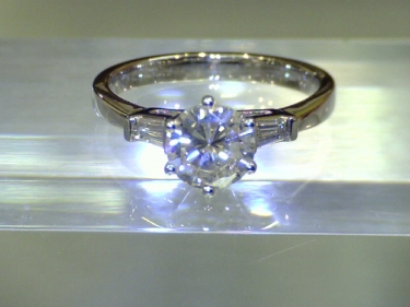 LUXORA Collection Ring mit Brillant ca. 0,93 ct. und Trapez Diamanten ca. 0,14 ct. 750 WG # 53