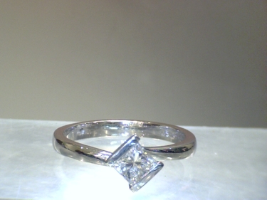 LUXORA Ring mit Diamant im Princess Schliff 0,52 ct. mit Expertise aus 585 Weigold # 52
