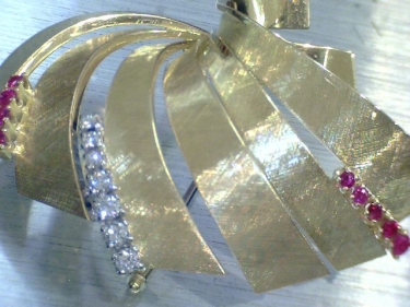 Bicolor Brosche mit Brillanten ca. 0,37 ct und pinken Synthesen aus 750 Gold