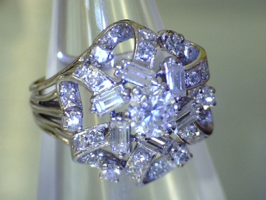 Ring mit Brillanten ca. 1,04 ct und Diamantbaguettes ca. 0,42 ct aus 750 Weißgold # 52