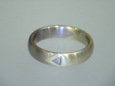 Bandring mit Diamant-Dreieck ca. 0,08 ct. 585 Gelbgold/Weißgold # 53