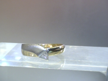 Ring mit Diamanttriangle ca. 0,15 ct. 750 GG/WG # 57