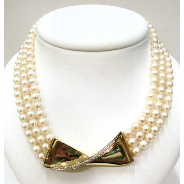 Perlenkette 3-reihig mit Brillantschloss zusammen ca. 0,24 ct. aus 750 Gelbgold / Weigold 41 cm
