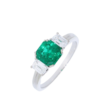 Ring mit Smaragd 1,32 ct. und 2 Diamanten im Emeraldschliff ca. 0,50 ct. 1,32 ct. aus 750 Weigold # 55