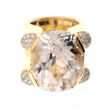 Ring mit Kunzit ca. 35 ct. und 36 Brillanten ca. 0,72 ct. aus 750 Gelbgold # 54