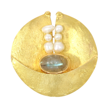 Brosche mit Labradorit ca. 7,30 ct. und 6 Swasser-Zuchtperlen aus 750 Gelbgold